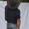 grafitowy kapelusz fedora na modelu