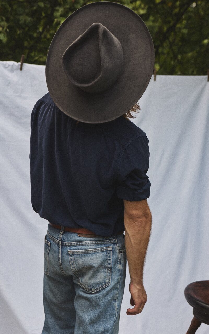 grafitowy kapelusz fedora na modelu