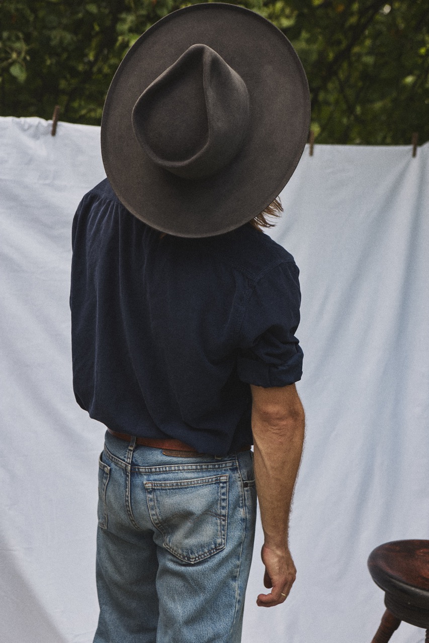 grafitowy kapelusz fedora na modelu