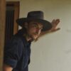 grafitowy kapelusz fedora na modelu