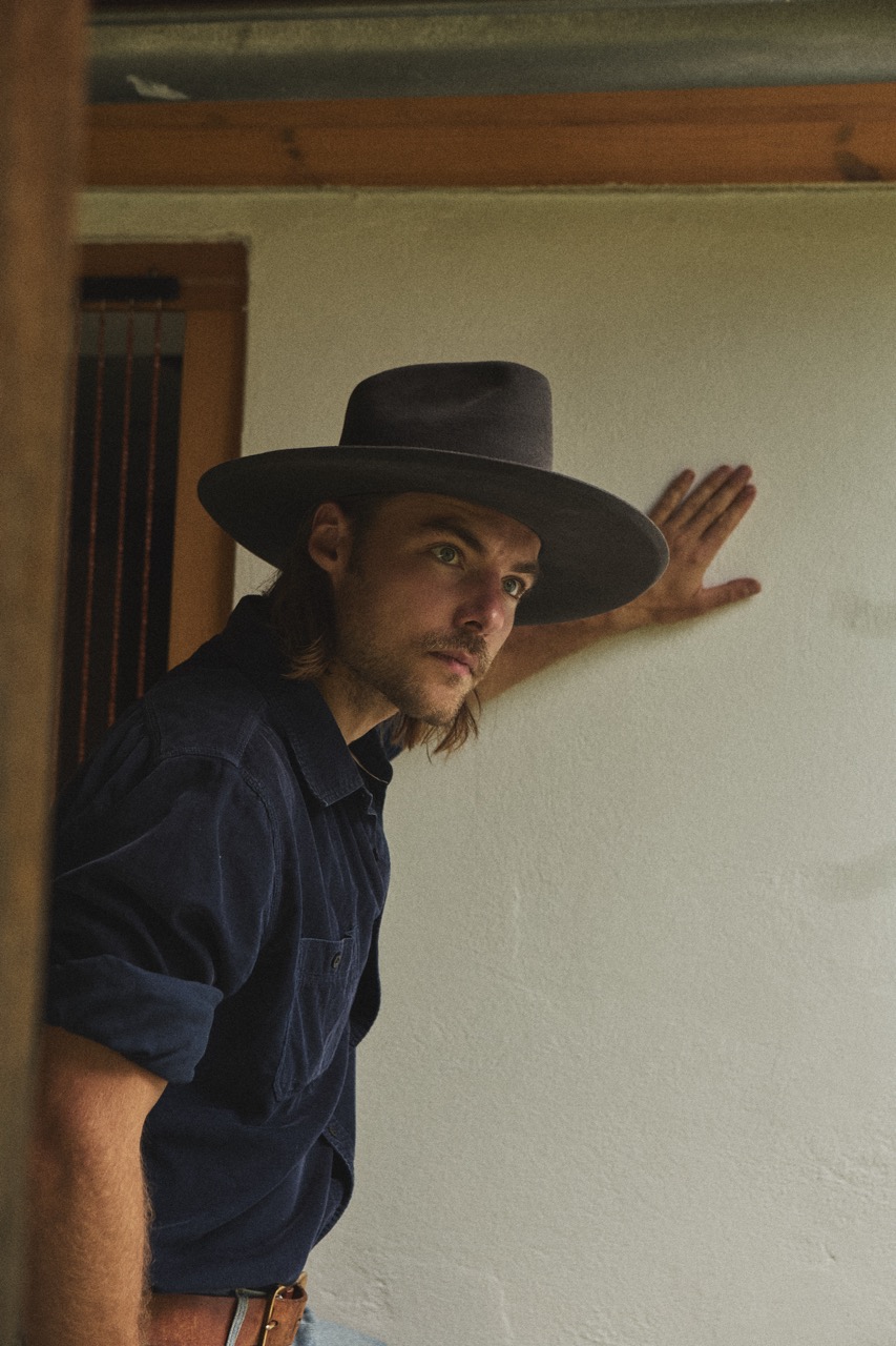 grafitowy kapelusz fedora na modelu