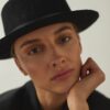 Czarny kapelusz Pork Pie z krótkim rondem na modelce