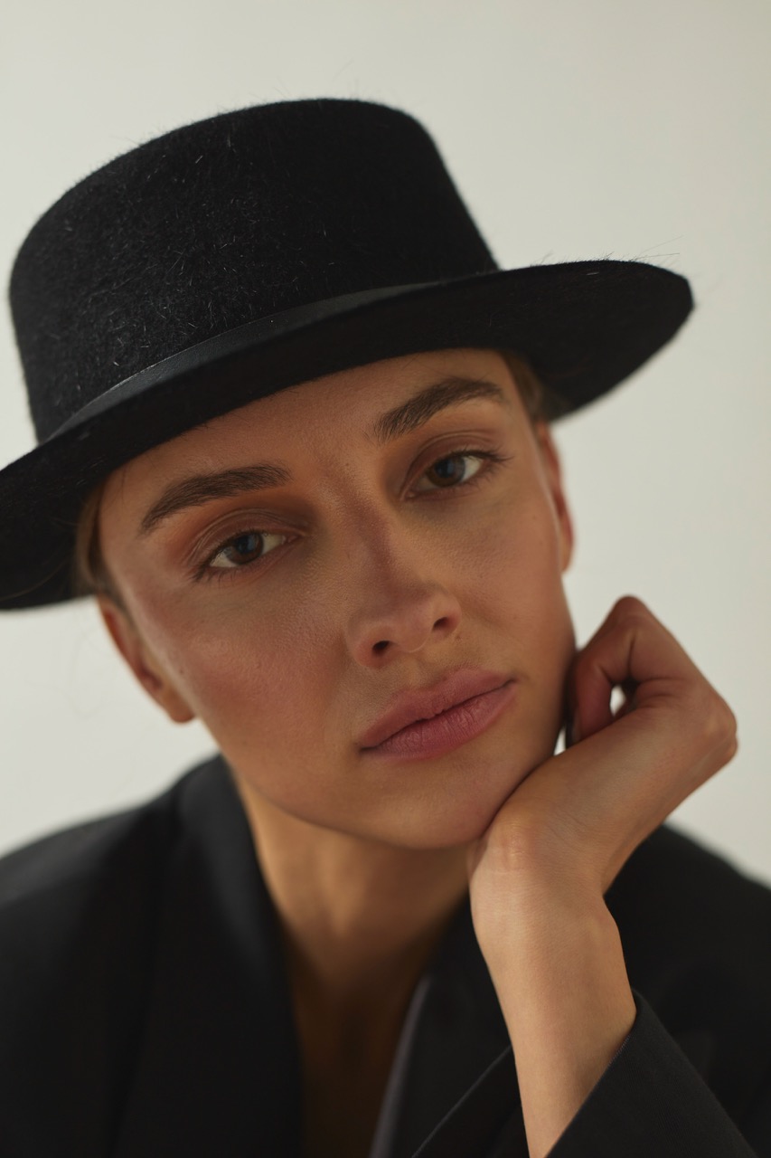 Czarny kapelusz Pork Pie z krótkim rondem na modelce