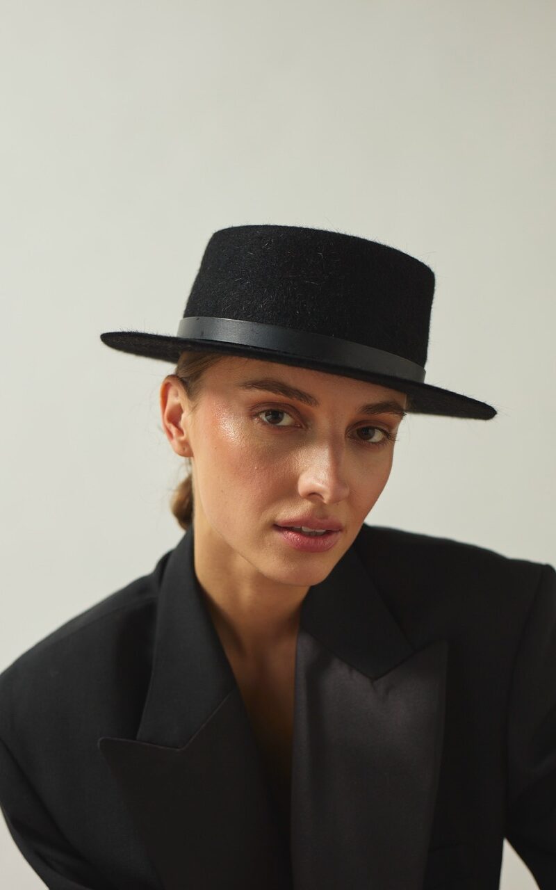 Czarny kapelusz Pork Pie z krótkim rondem na modelce